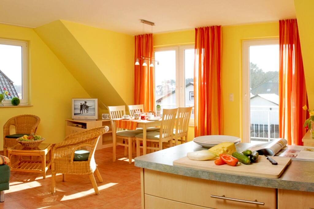 Wohnzimmer mit offener Küche