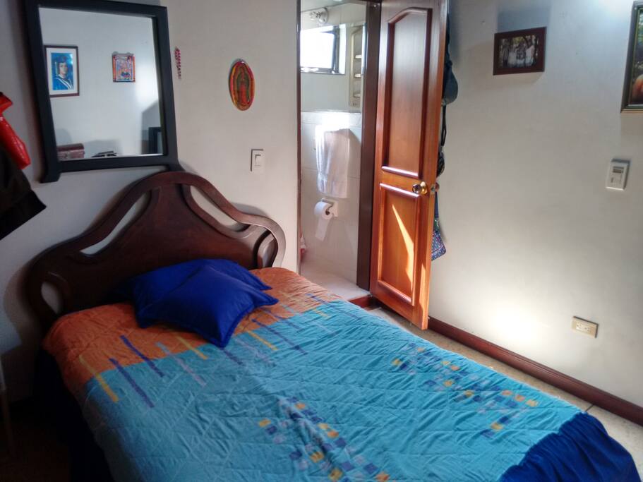 Cuarto con baño privado, cajoneras.
