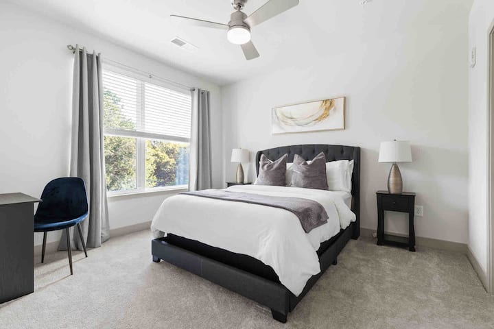 Serene Bedroom Retreat
- חדר שינה מואר ומאוורר עם מיטה מפנקת, גוונים ניטרליים רכים וחלונות גדולים שמניחים אור טבעי. כולל שידות לילה, מנורות וחלל עבודה לשהייה נינוחה אך פונקציונלית.
