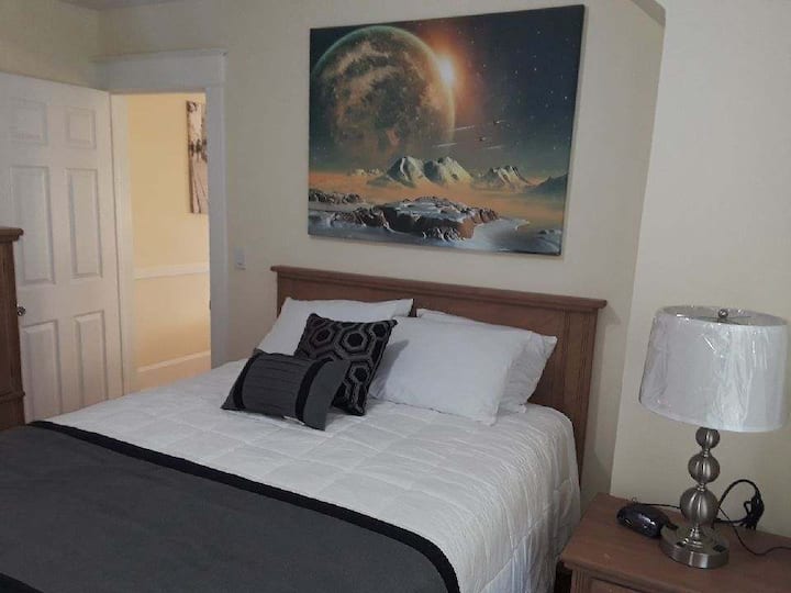 Dormitorio 3 del segundo piso con una nueva cama de doble cara queen con soporte lumbar adicional y almohadas Serta Cool Gel, además de ropa de cama cómoda.