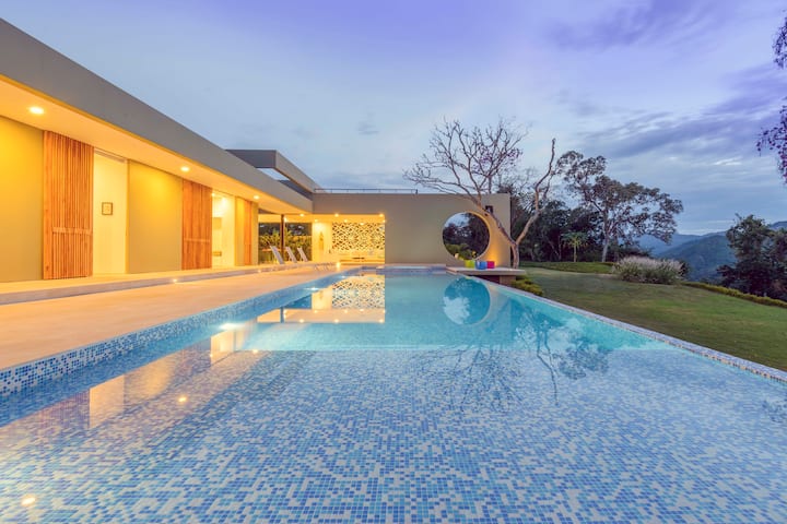 Tropical Minimalism in Anapoima