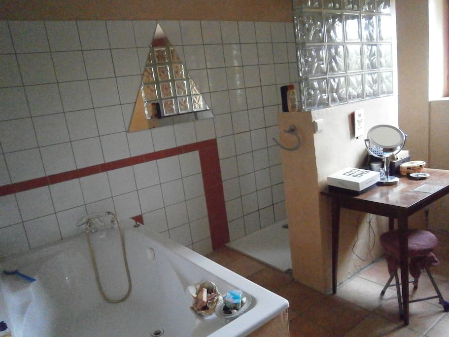 Salle de bains spacieuse.
