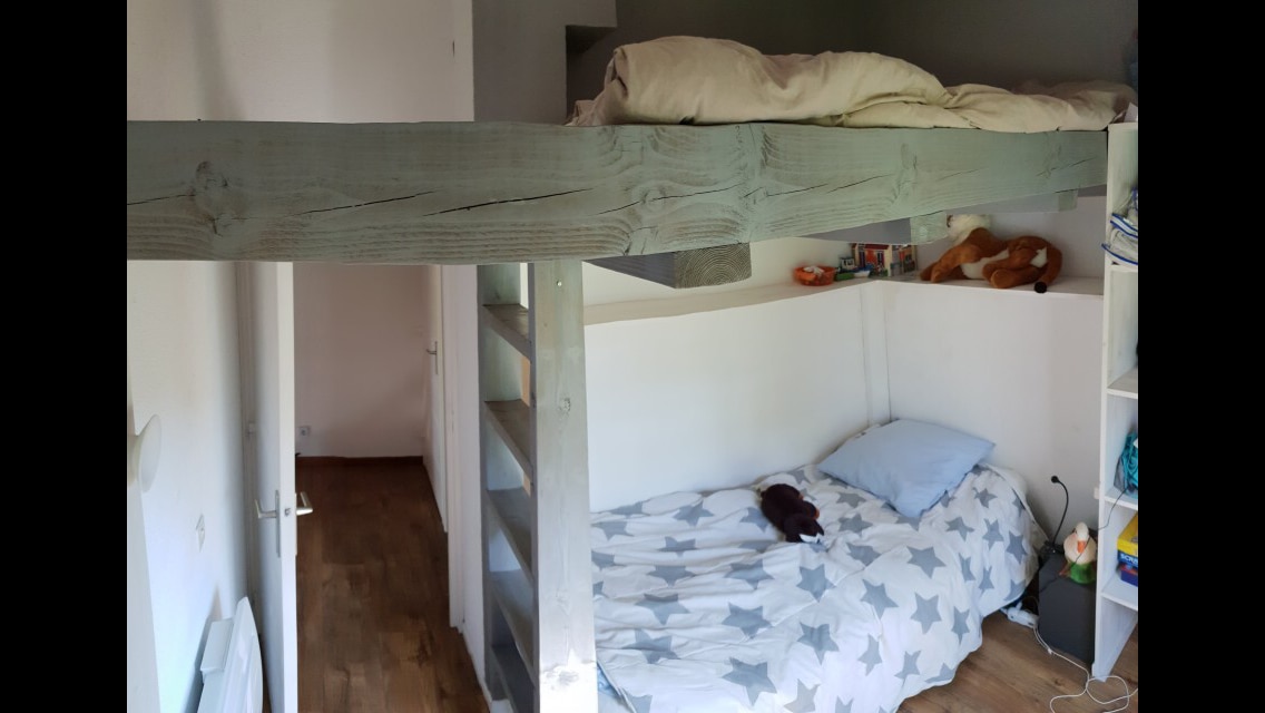 Soba s pogledom na šumu s bračnim međuspratom i bračnim krevetom koji je sada veći nego na fotografiji (i spremište)