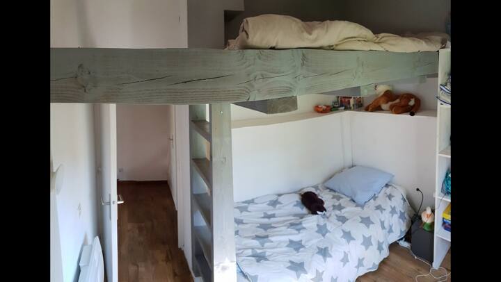 Spálňa s výhľadom na les s mezanínovou manželskou posteľou a manželskou posteľou je teraz väčšia ako na fotke (a úložný priestor)