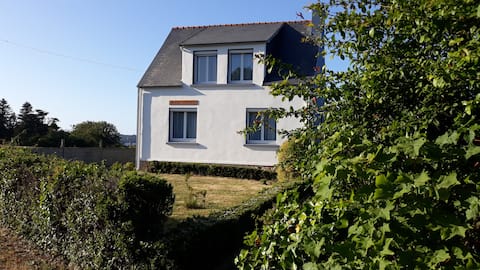 Family house 2 to 10 pers. direct access to the sea