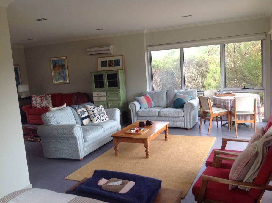 A restful , warm & cosy environment .