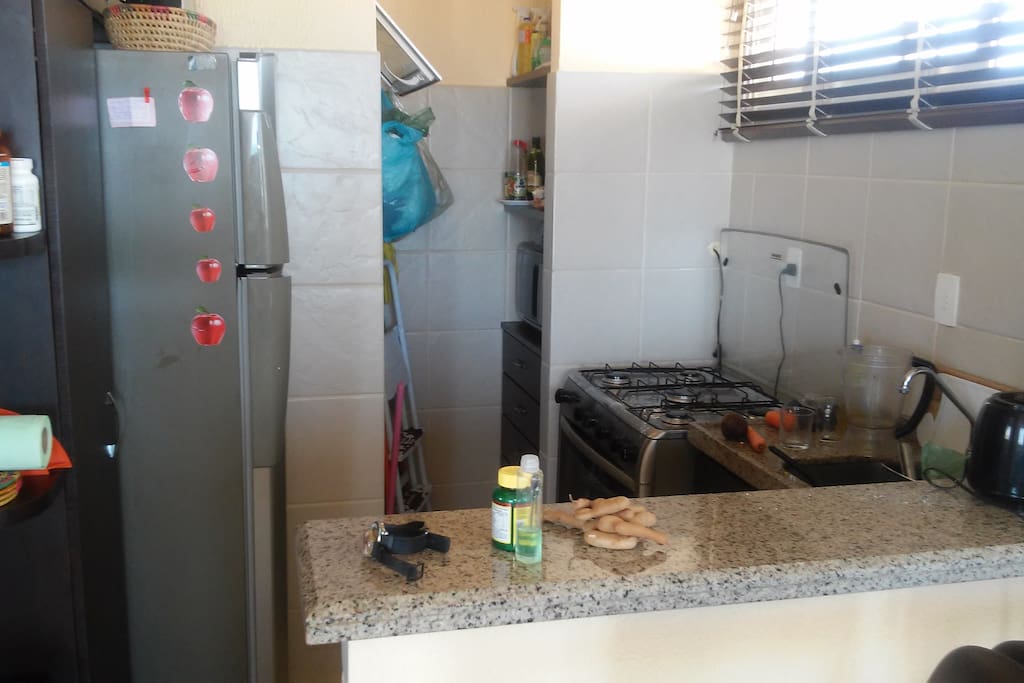 Cozinha com equipamentos básicos