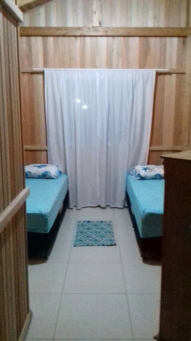 Quarto com camas de solteiro