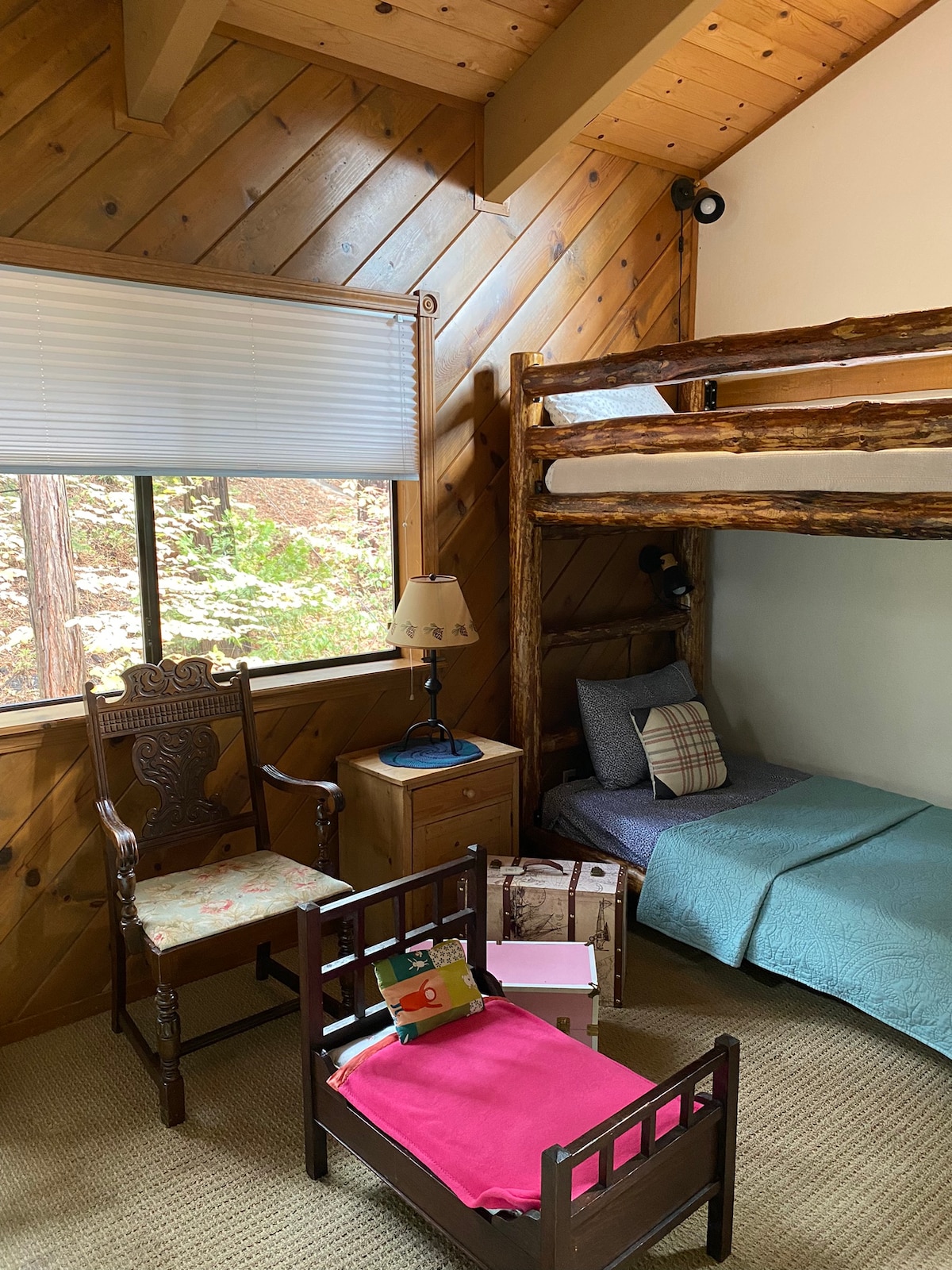 Zábavná detská spálňa s poschodovými posteľami a množstvom hier 