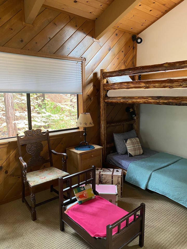 Divertido dormitorio infantil con literas y muchos juegos 