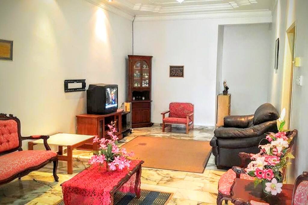 Another sideview of the living room