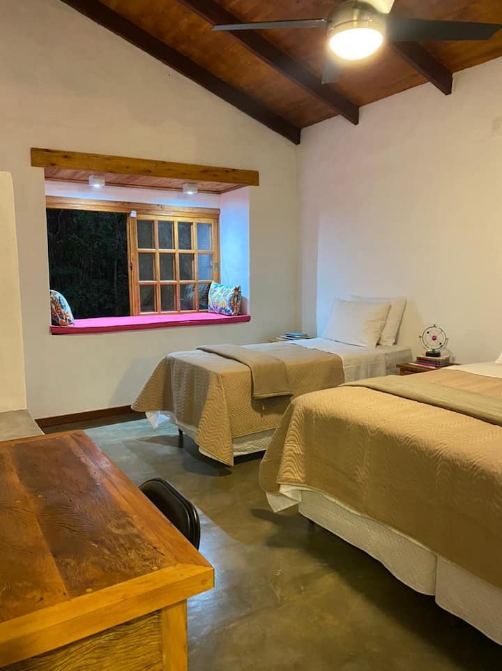 جناح بودهي. غرفة قابلة للعكس لثلاثة أسرة فردية أو سرير كبير وسرير فردي. غرفة كبيرة مع مكتب للدراسة/العمل.