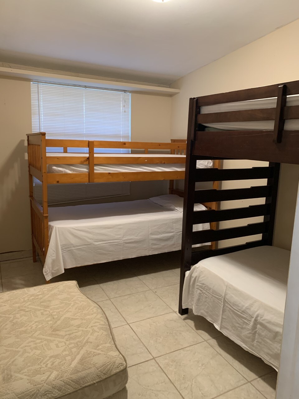 Chumba cha kujitegemea kilicho na mlango tofauti wa mlango mkuu. Kuna sehemu nyingine iliyo wazi yenye nyumba 5 zaidi za mbao zenye uwezo wa juu wa watu 14. 