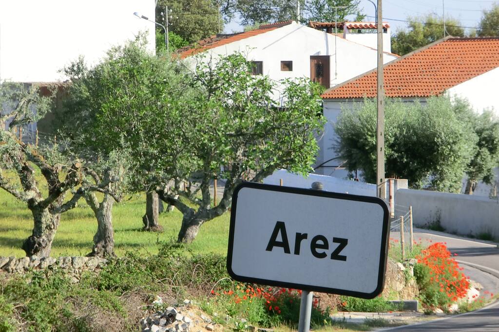 Entrada em Arez e a fachada do 1º andar