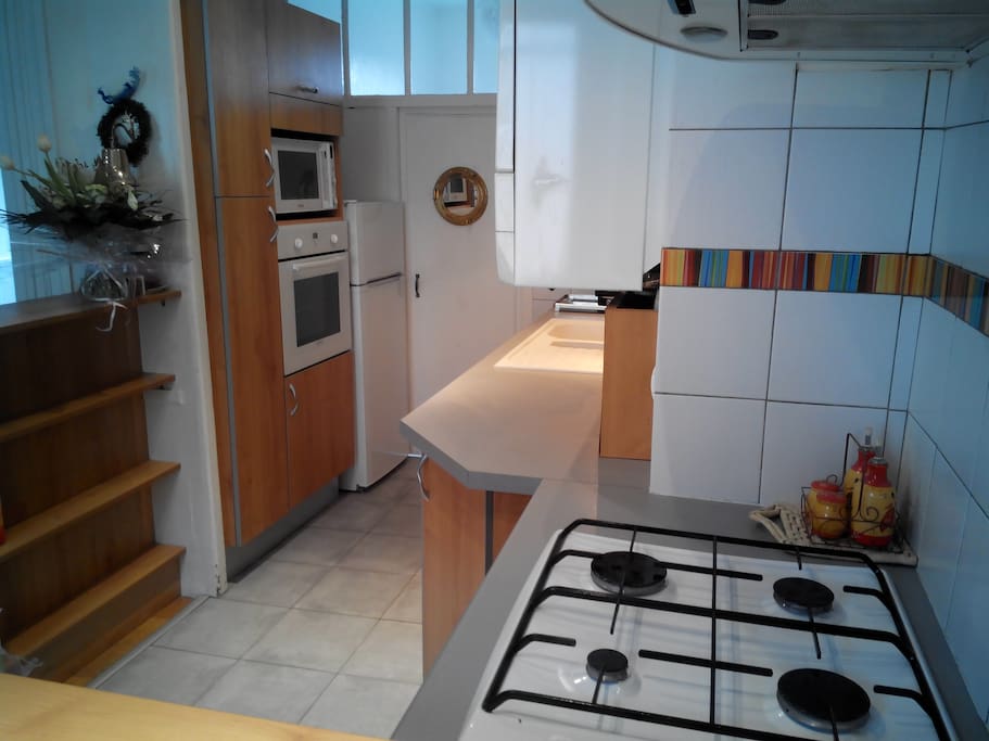 Dès l'ouverture de la porte d'entrée, vous aurez la cuisine à votre droite.