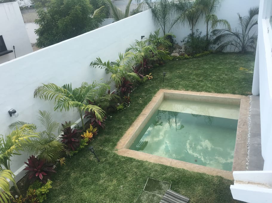 Cuenta con una Piscina, jardín y una cascada para relajarse.