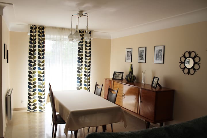 Logement spacieux  avec terrasse et jardin