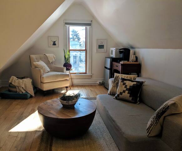 Victorian Loft (short walk to beach / downtown)