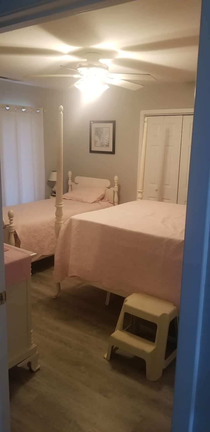 Dvokrevetna i jednokrevetna soba s TV-om