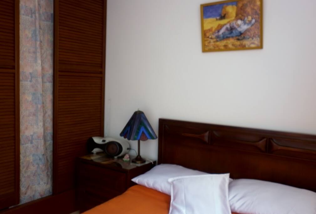 Esta es una opción de arreglo de la habitación. Buena iluminación natural.