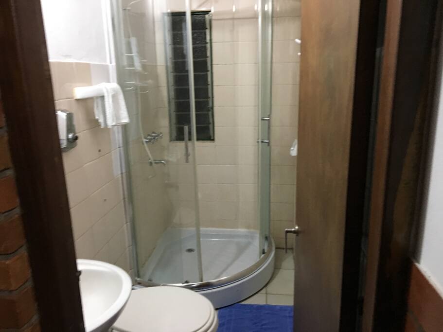 Baño habitación matrimonial, no cuenta con bañera.