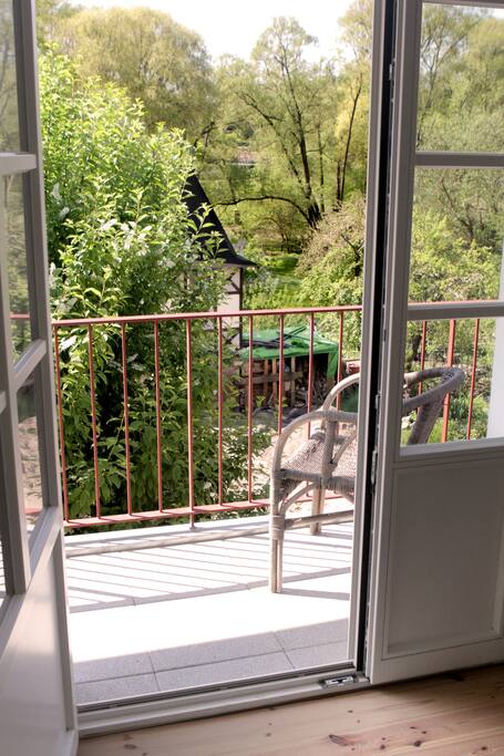 Blick in den Garten aus dem master bedroom 1. OG.
