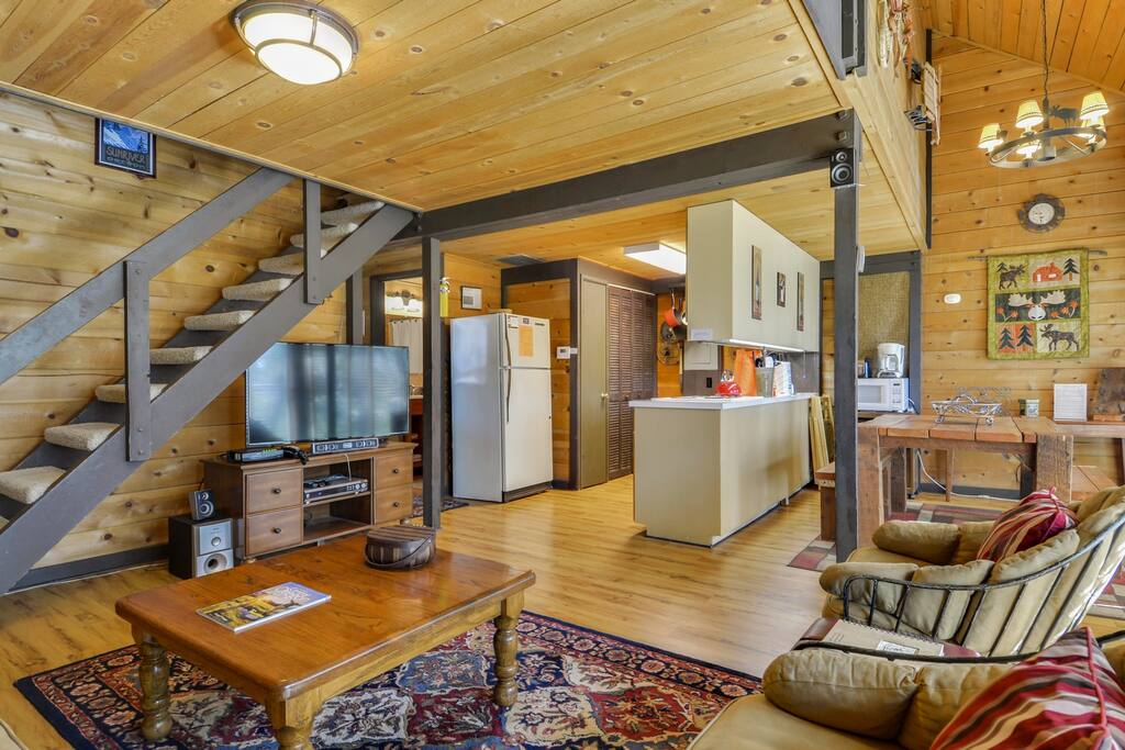 Couch,Furniture,Fridge,Refrigerator,Coffee Table