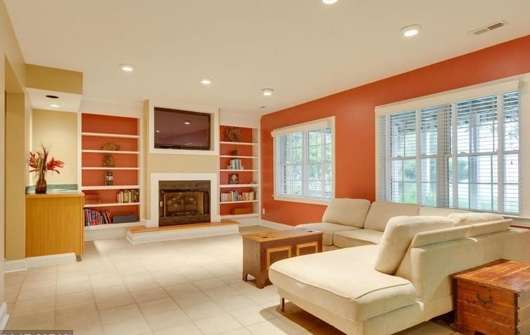 Дневен простор со камин, кафе бар, мини фрижидер и замрзнувач, микробранова печка, тостер рерна, телевизор со рамен екран