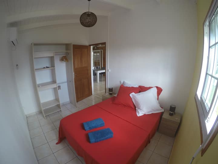 Спална соба 1 климатизиран
брачен кревет (широк 180 - 190)
гардероба + закачалки за параван,
чевли за снег против комарци
постелнина (обезбедени се чаршафи и крпи), даска за пеглање, безбедна машина за сушење прозорци
