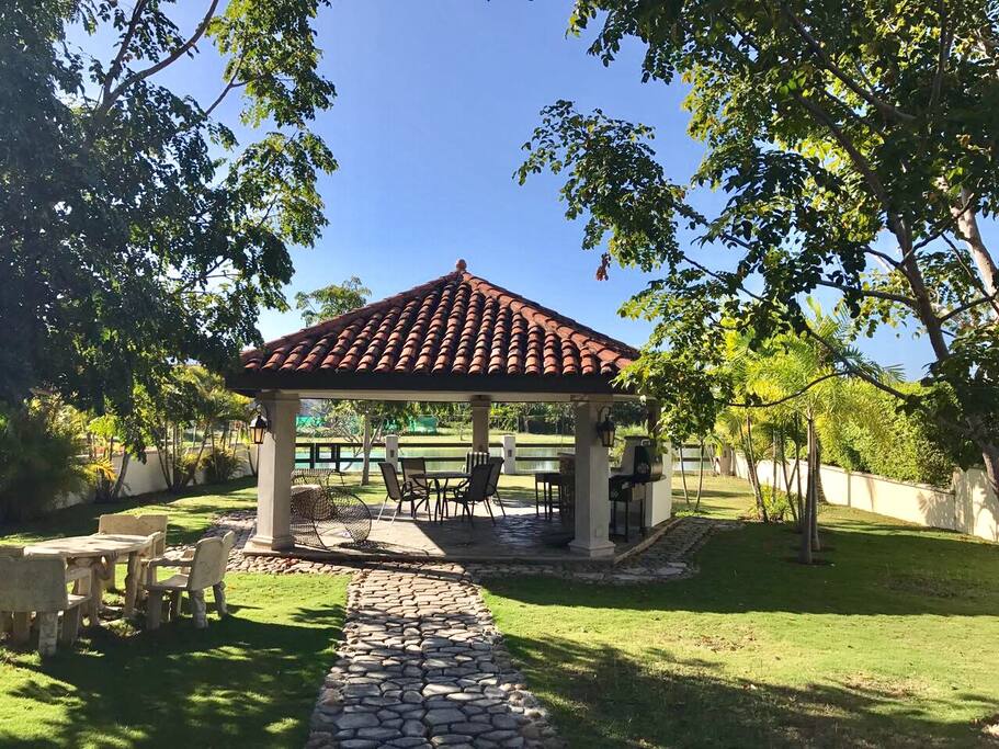 Rancho con bar, barbacoa de carbon y hamacas