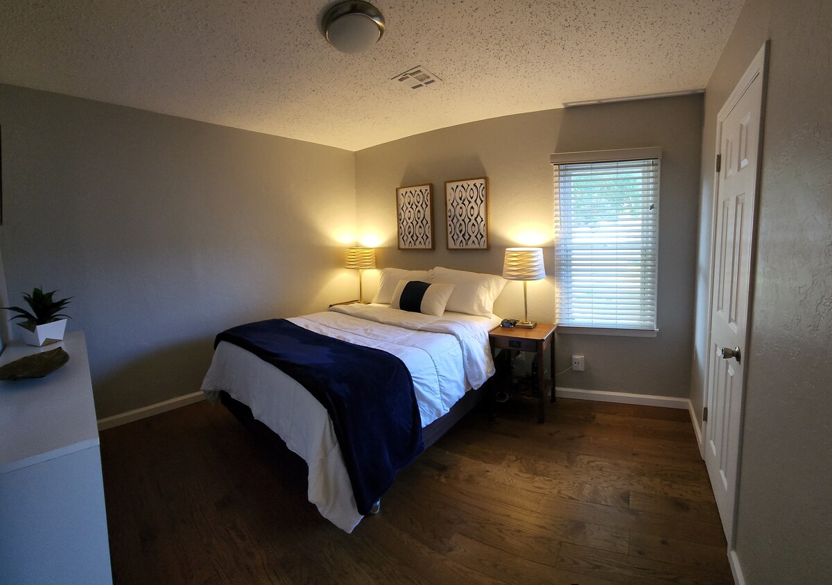 这是一间舒适的主卧，配有一张标准双人床。客房配备32英寸电视，提供各种频道和流媒体平台！此房源位于走廊尽头的右侧。