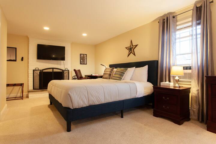 NYC TRAINS MINS AWAY/EWR*KING SUITE*4KTV*FASTWiFi