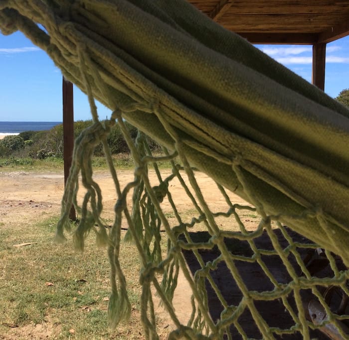 Quė tal una siestita en hamaca paraguaya frente al mar.