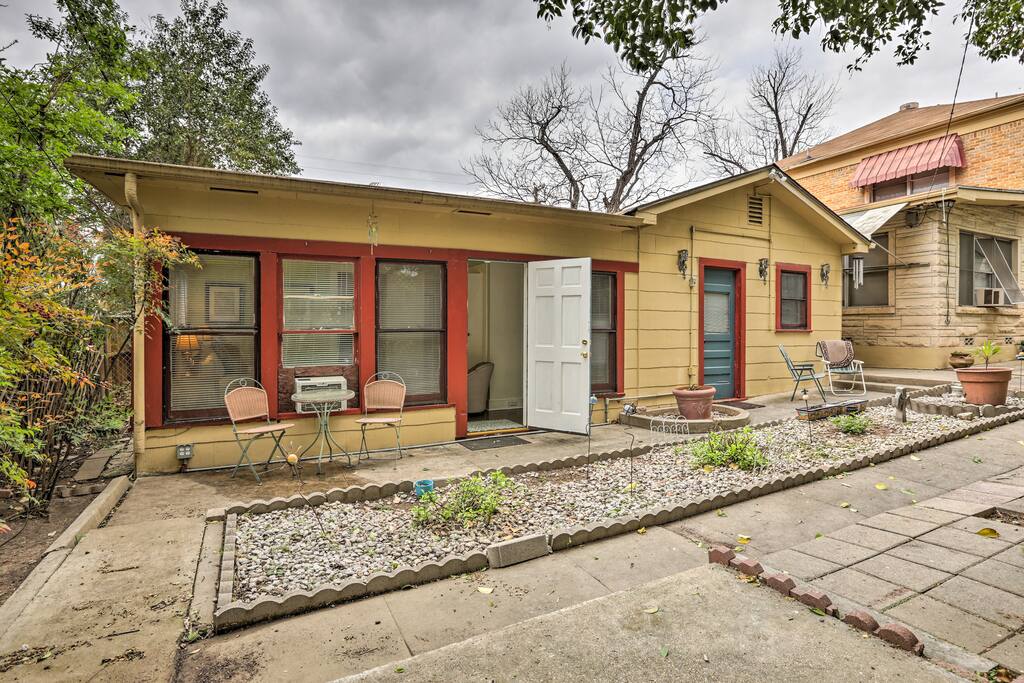 The unit is next to the homeowner’s home should you need anything.