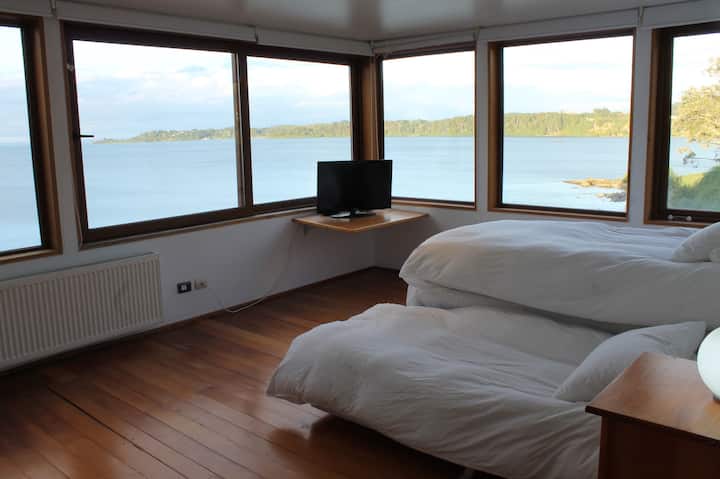 Habitación 3 con 2 camas individuales. Al igual que el resto de las habitaciones, todas tienen impresionantes vistas al lago Llanquihue y volcán Osorno