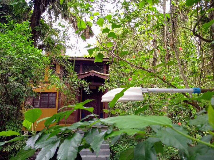 Entrada, com ducha com água da cachoeira.