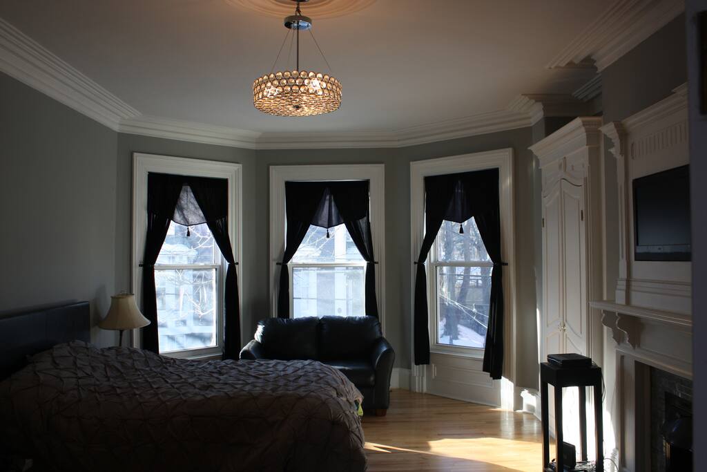 Master Bedroom with Queen Size bed and high ceilings