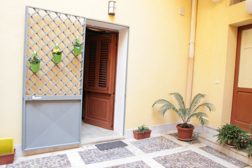 Cortile interno, ingresso alla camera da letto - Inner court, bedroom entrance