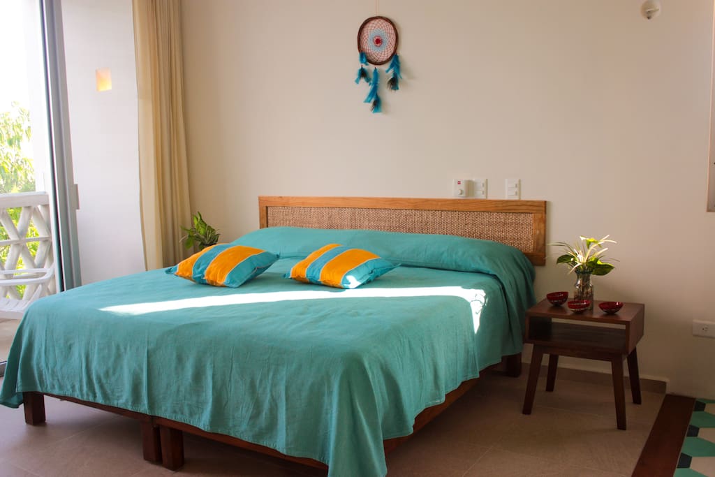 Suite con balcón y cama extra grande.