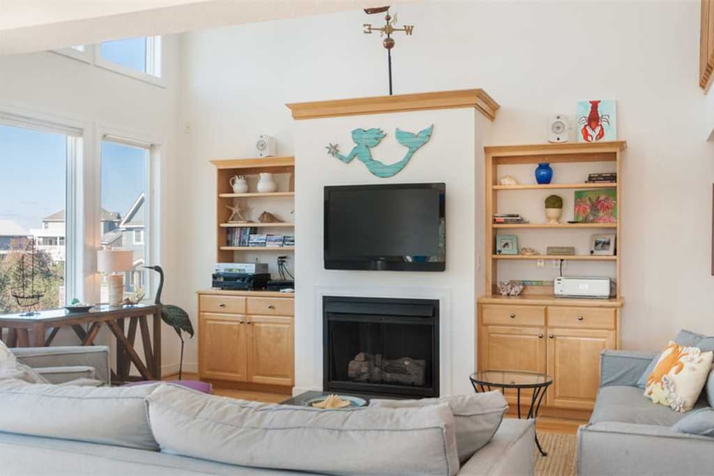DU600: Spotted Duck | Mid Level Living Area | Fireplace Not Available For Guest Use