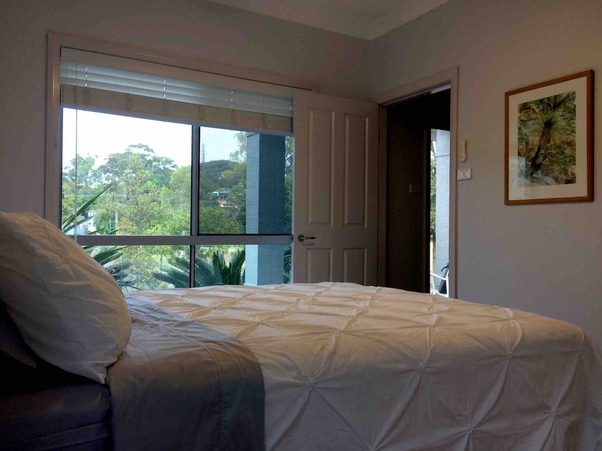 Ново удобно двойно легло в обзаведена с вкус стая. Вентилатор/въздух, идеални за по - топло време. 