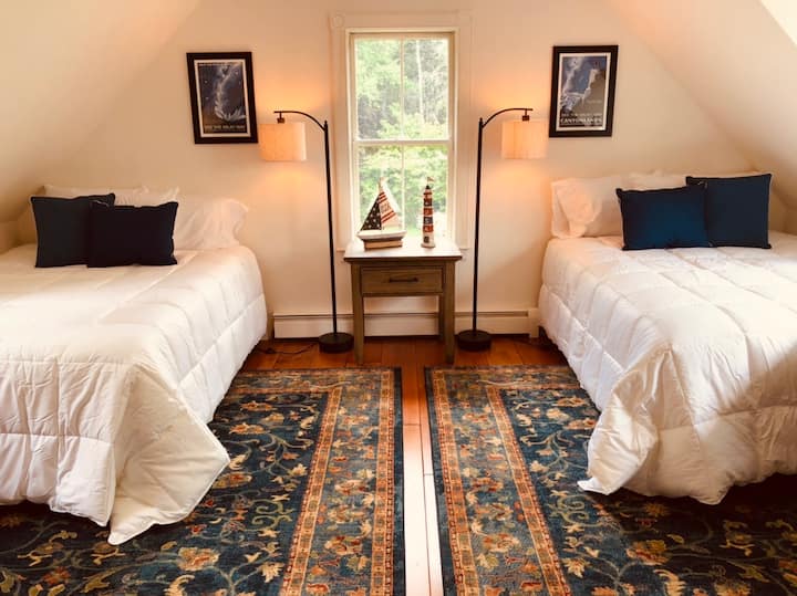 חדר שינה זוגי קווין סייז עם שלושה קירות הוא חלונות הפונים דרומה, מזרחית ומערבית עם נושא צפייה בכוכבים.  