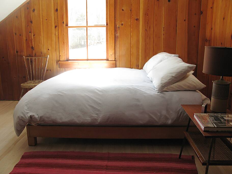 The Friday Room, Queen Bed