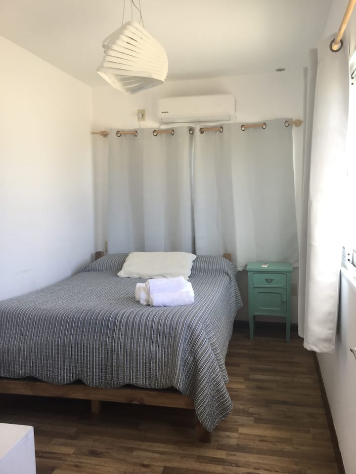 Spálňa s manželskou posteľou v Casa Container s klimatizáciou.