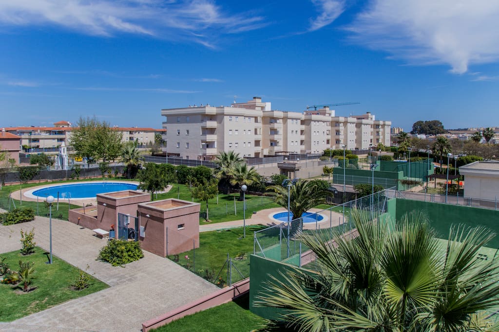 Vista de las piscinas y pista de padel desde la terraza