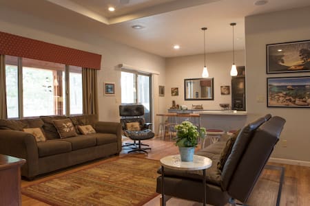 Comfort & Convenience, Walk to Lake & Shopping