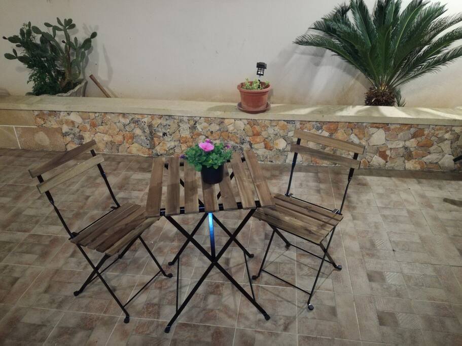 Tavolino nel giardino dove consumare la vostra colazione, l'aperitivo o la cena.