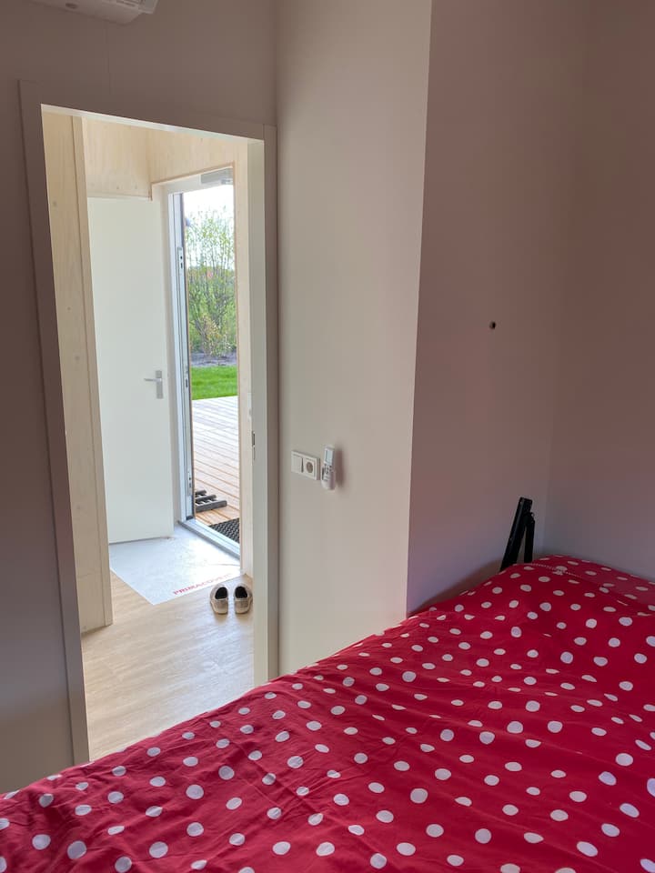 Slaapkamer 2: het andere uitklapbare bed. Het is mogelijk hier een campingbedje te plaatsen wanneer je dit bed omhoog klapt. 