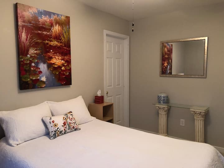 ห้องนอนหนึ่งพร้อมเตียงควีนไซส์และตู้เก็บของ