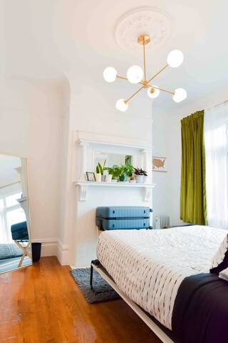 Sunny Full Floor 3 Bedroom Mission Dolores Flat gallery image 5